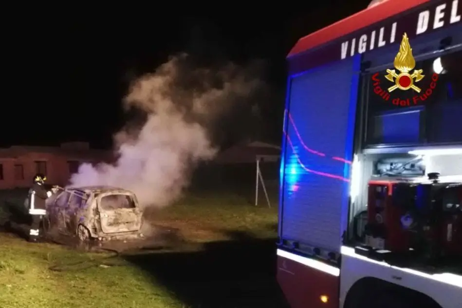 L'auto distrutta dalle fiamme