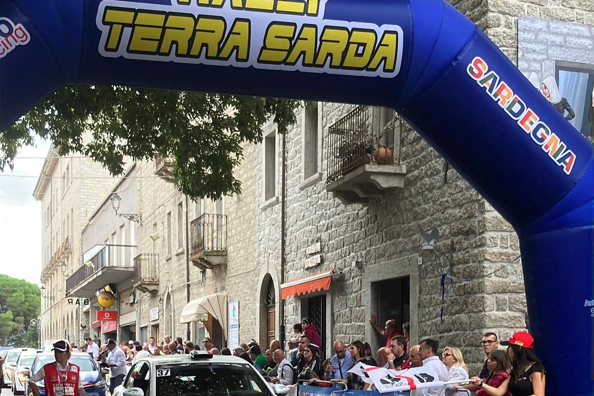 La partenza della Rally Terra Sarda 2022 (foto Vanna Chessa)