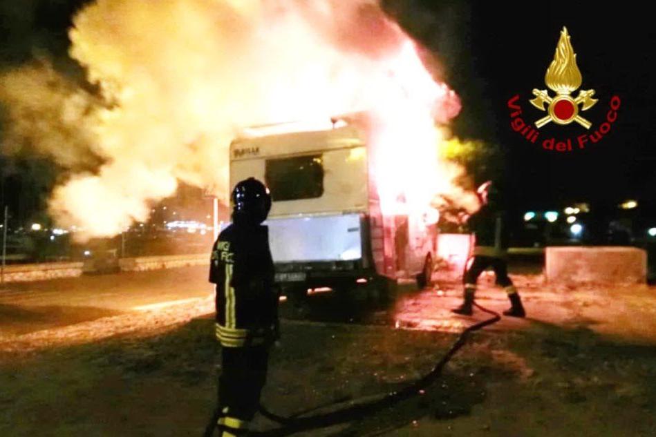 A fuoco un camper parcheggiato a Su Siccu, emergenza nella notte