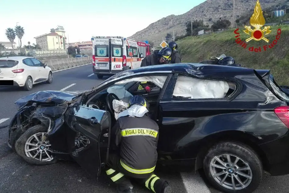 L'auto coinvolta nell'incidente (foto vigili del fuoco)