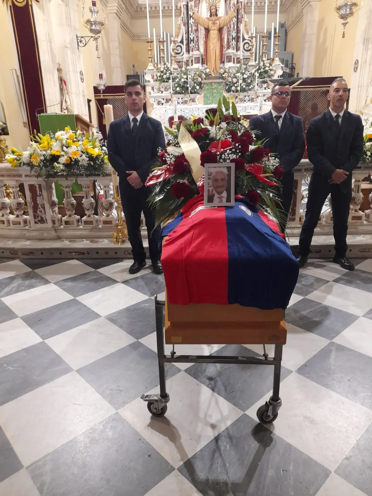 A Sinnai grande partecipazione al funerale del nonnino che amava