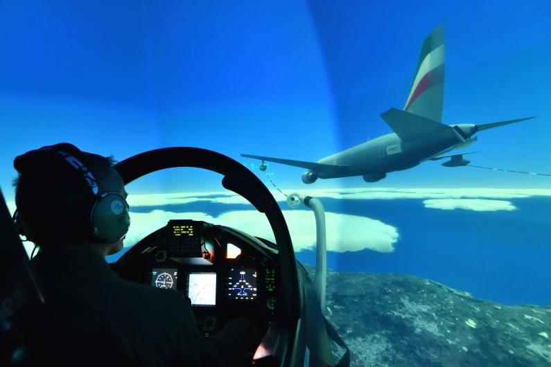 Meno incursioni in cielo, addestramento  digital: ecco il super simulatore per i piloti dei jet militari