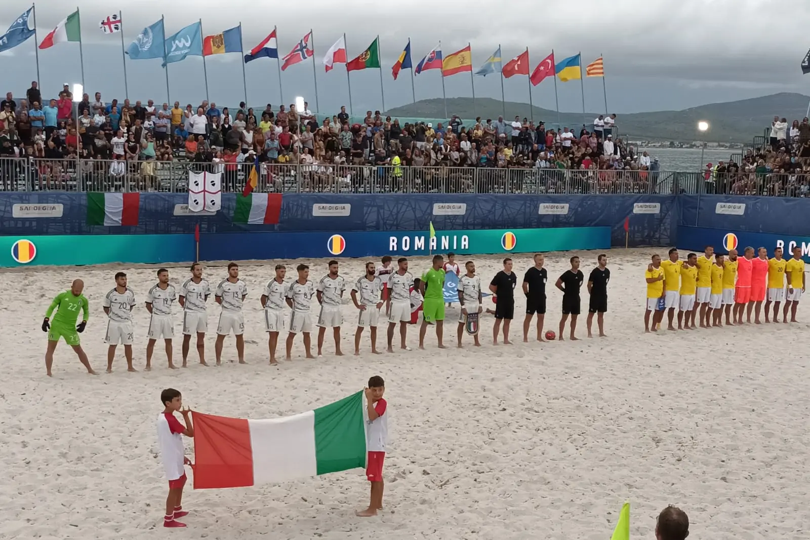 Le due squadre durante gli inni (Foto Antonio Burruni)