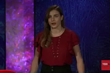 Sofia Guidi sul palco del ted (frame da YouTube)