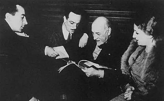 Il drammaturgo con Eduardo, Peppino e Titina De Filippo (fonte Wikipedia)
