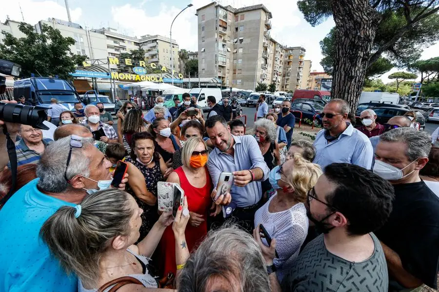 Matteo Salvini tra i suoi sostenitori (Ansa - Frustaci)