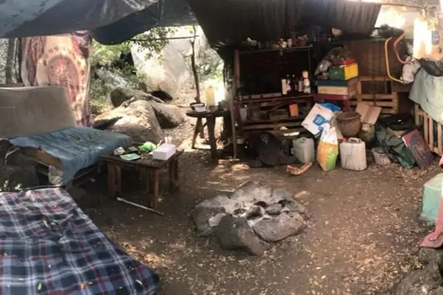 L'accampamento abusivo (foto L'Unione Sarda)