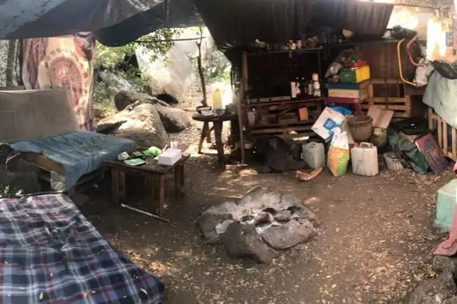 L'accampamento abusivo (foto L'Unione Sarda)