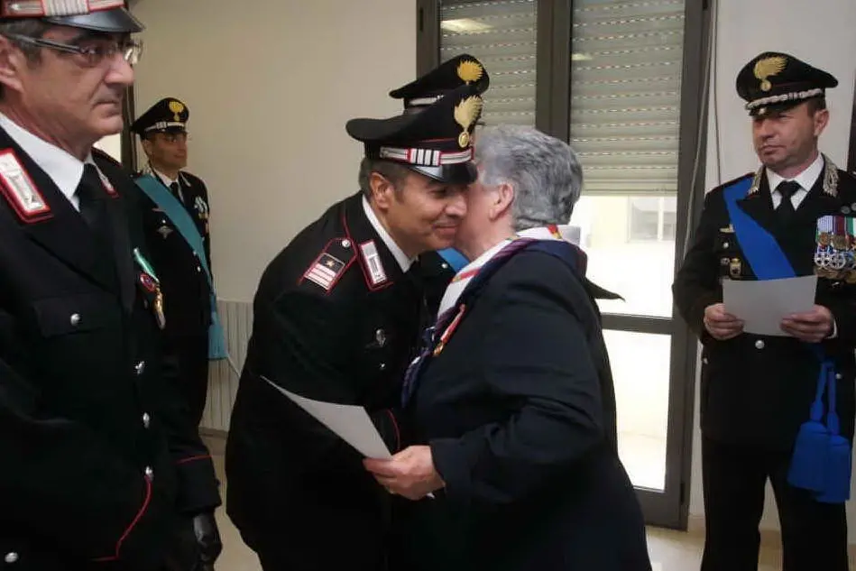 La mamma del carabinieri vittima della banda della Uno bianca consegna le onorificenze per la Festa dell'Arma