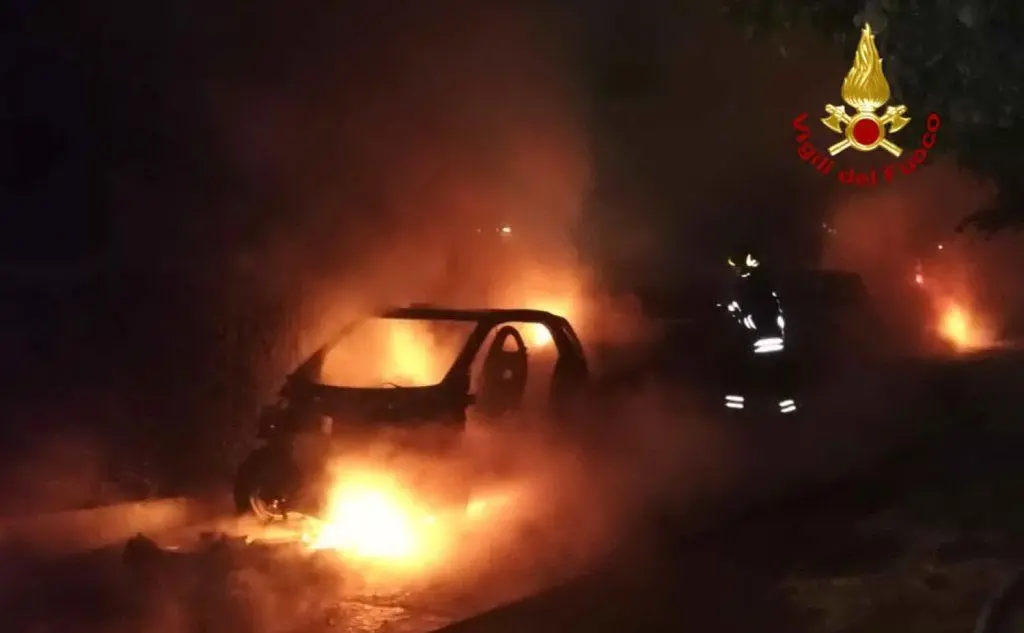 Una delle auto distrutte