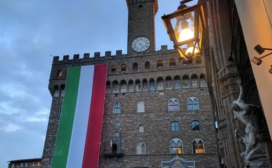 Gigantesca bandiera a Palazzo Vecchio a Firenze (Ansa)