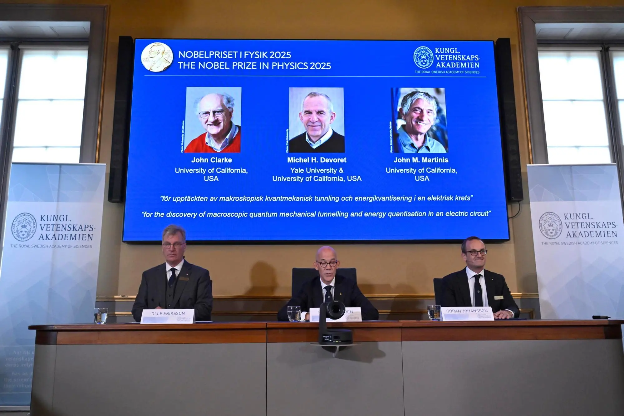 L'annuncio dei tre vincitori del Nobel per la Fisica (foto Ansa/Epa)