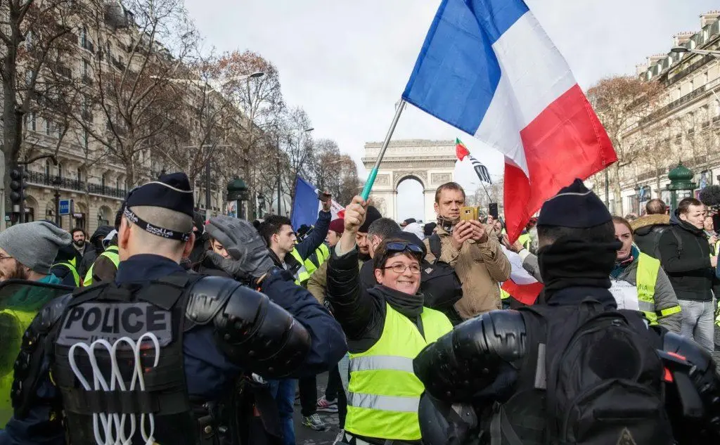 Scontri con la polizia e lacrimogeni a Parigi