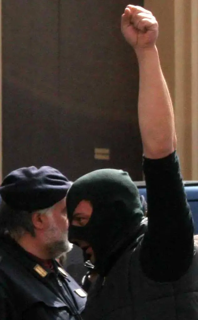 L'esultanza di un agente dopo la cattura del boss