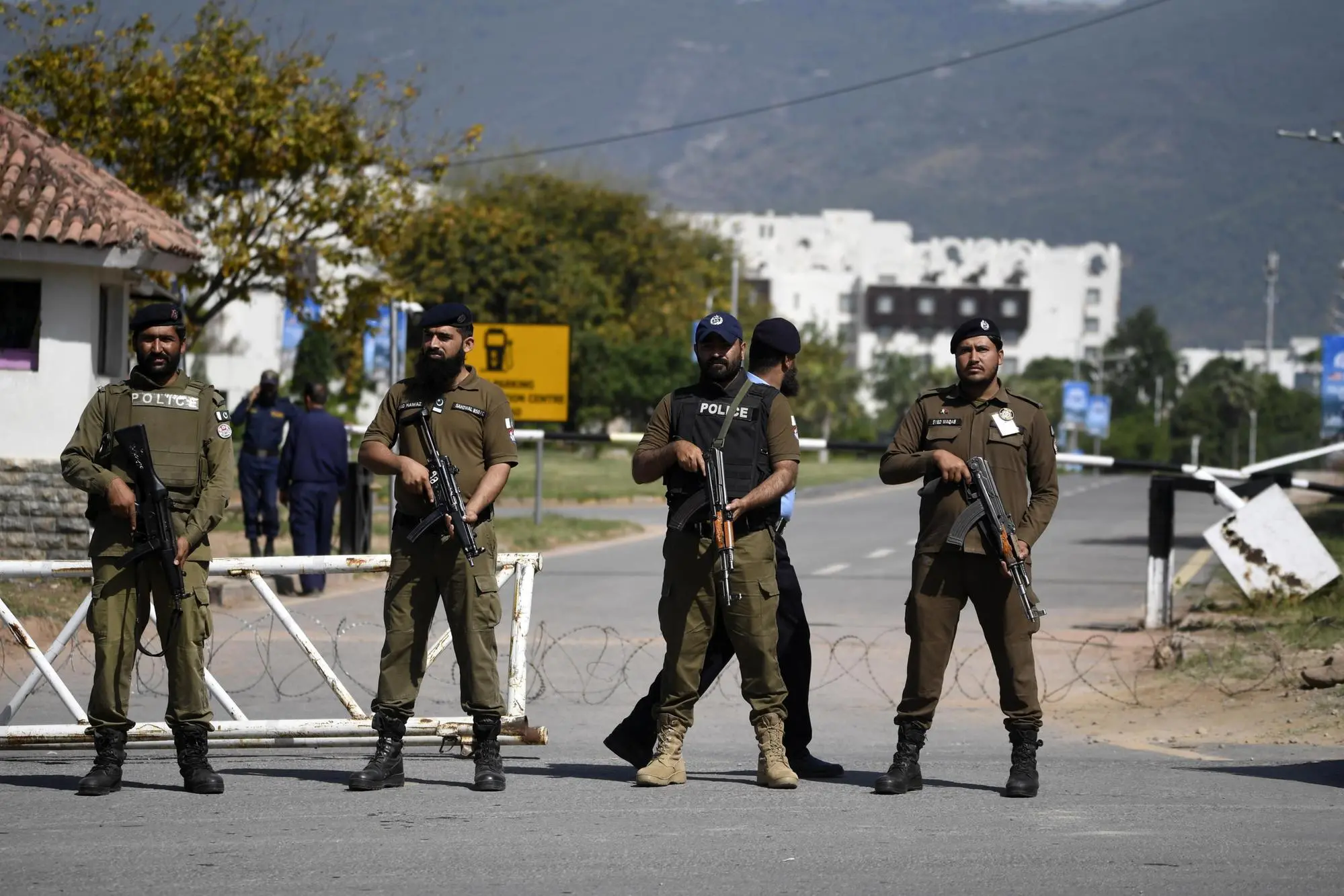 Soldati a Islamabad, dove dovrebbero tenersi i colloqui Usa-Iran (Ansa-Epa)