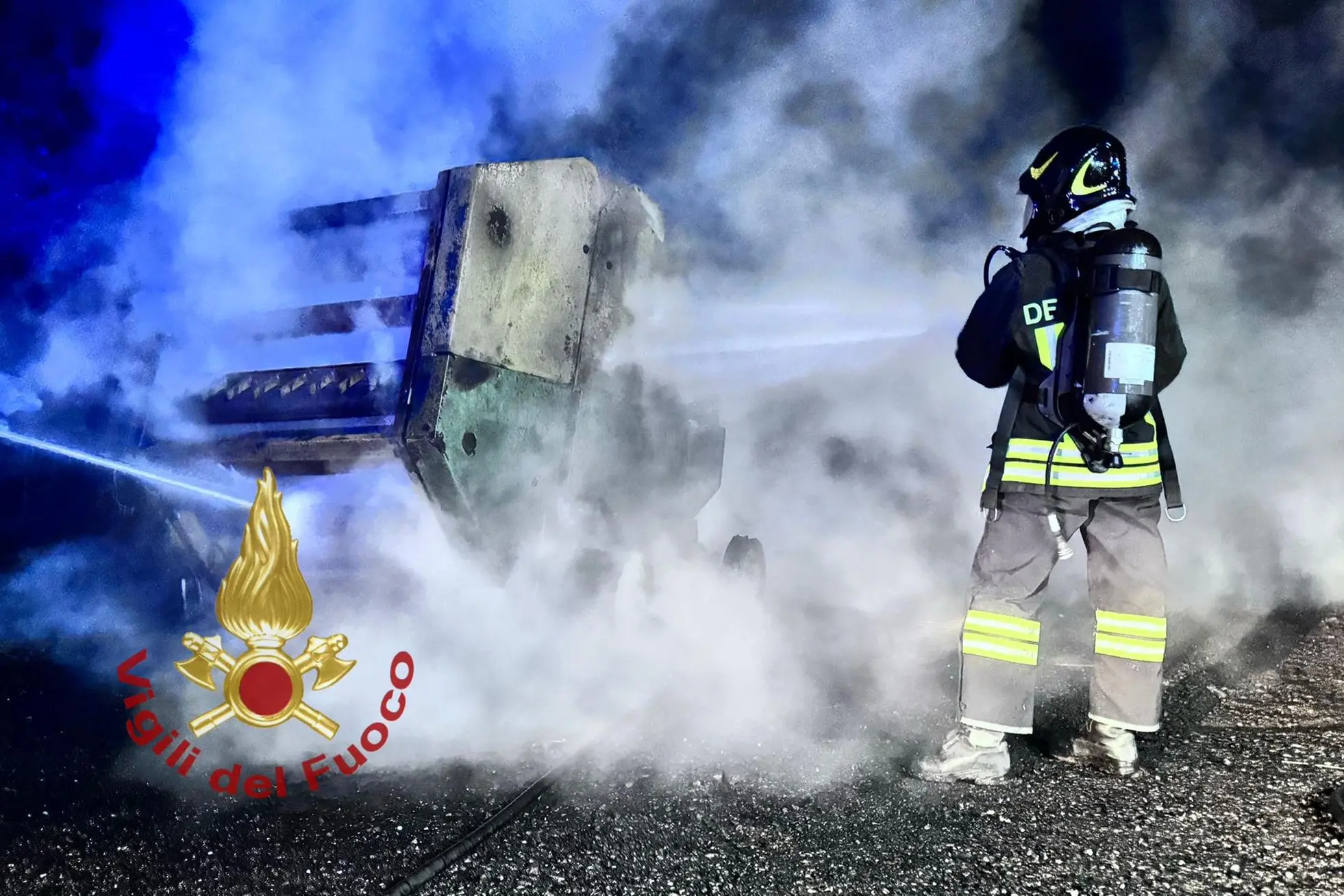 L'incendio (foto Vigili del fuoco)