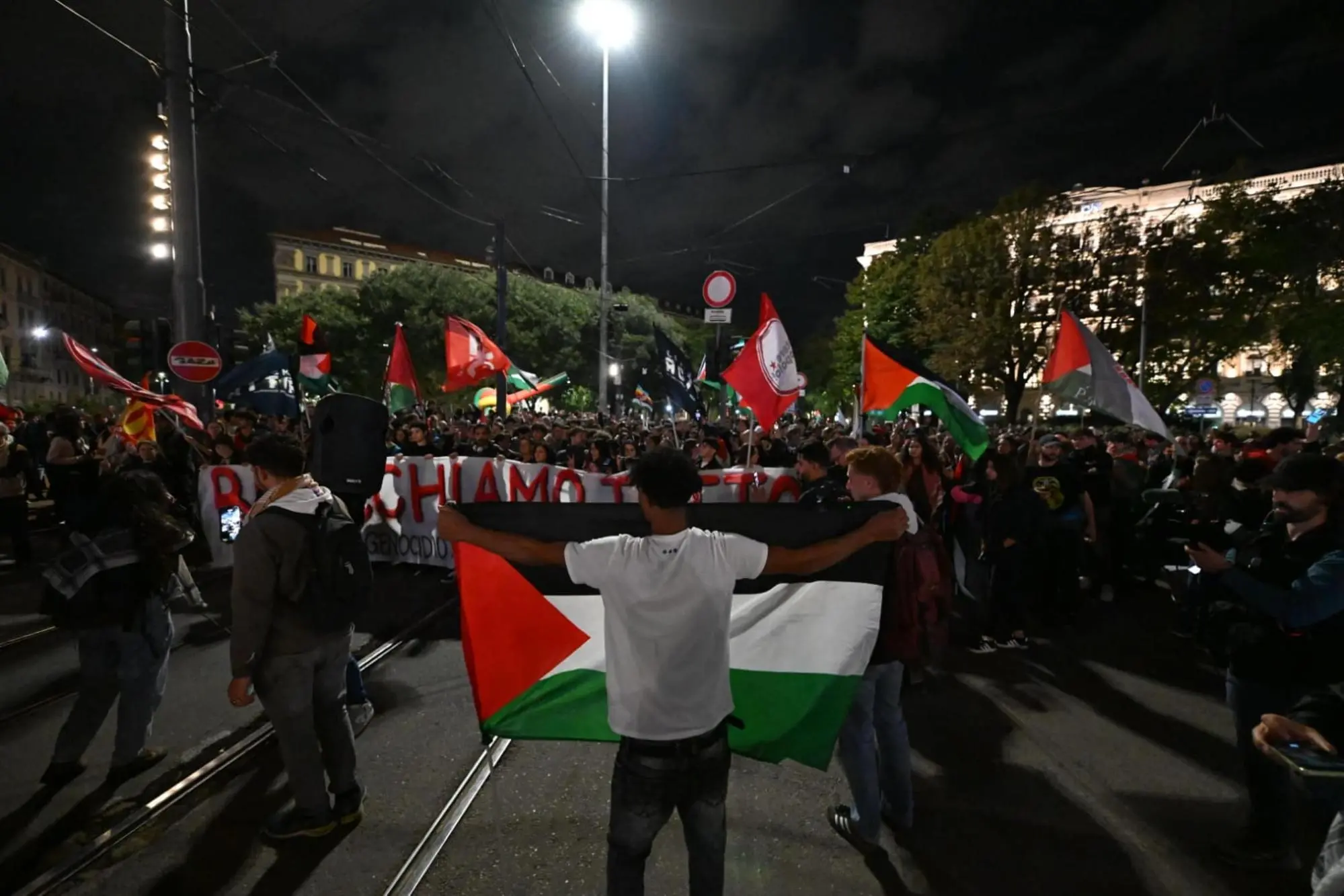 Migliaia le persone in corteo a Milano a sostegno della Global Sumud Flotilla, 01 ottobre 2025. ///// Thousands of people marched in Milan in support of the Global Sumud Flotilla, Italy, 01 October 2025. ANSA/ANDREA FASANI