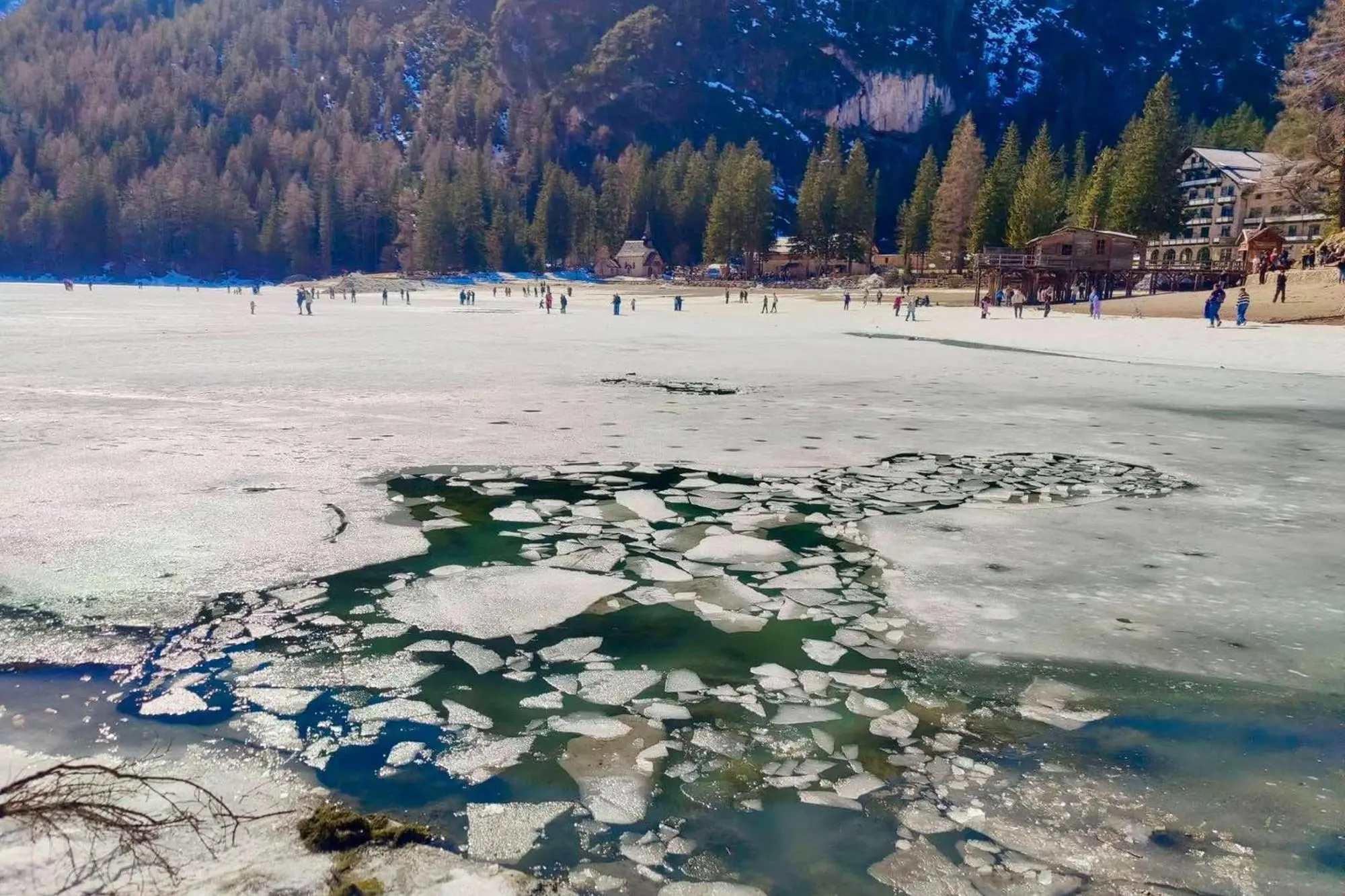 La superficie del Lago di Braies, dove cinque persone sono finite in acqua per il cedimento dello strato di ghiaccio (Ansa)