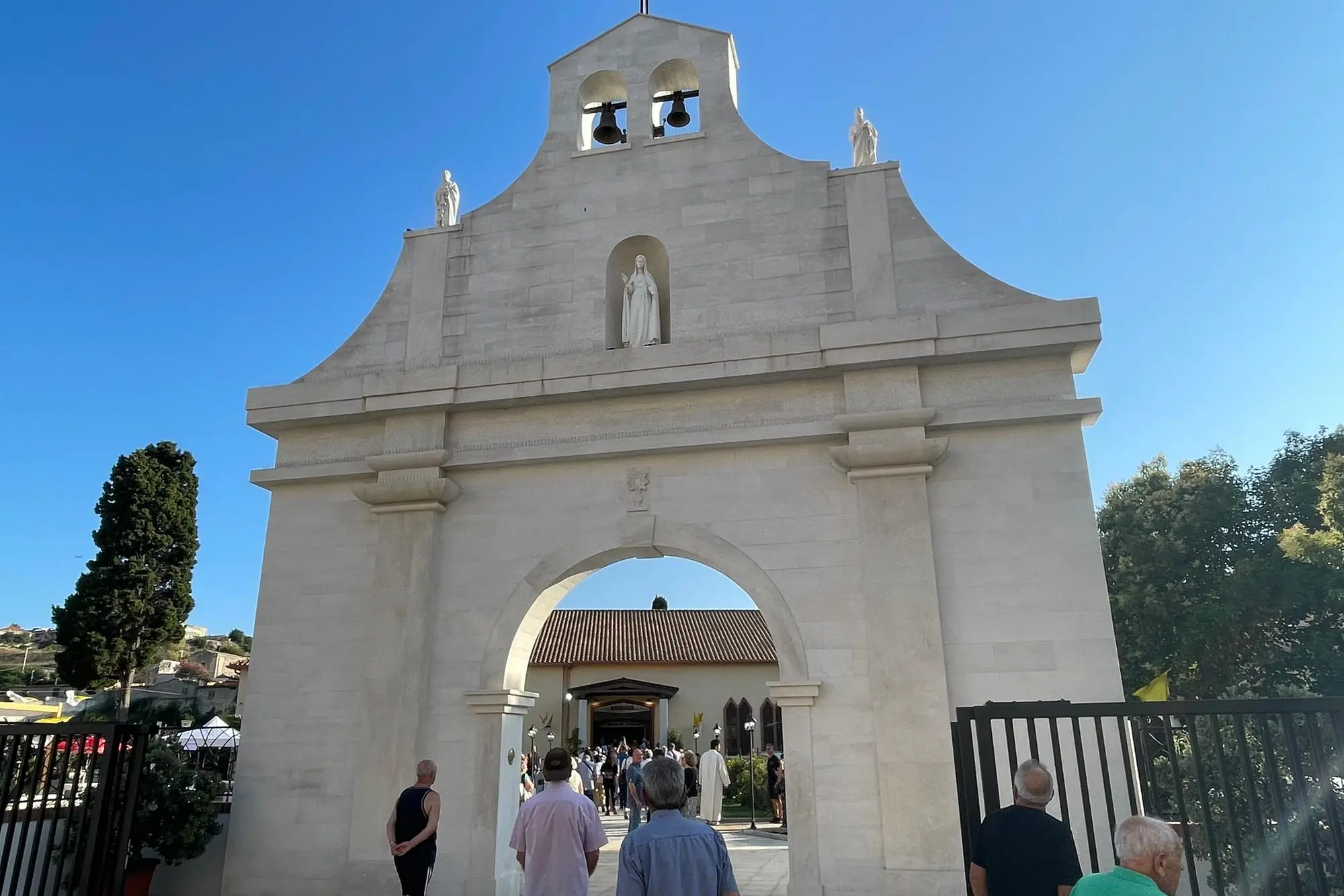 Il portale dal quale si accede alla chiesa dei santi Pietro e Paolo (foto Spignesi)