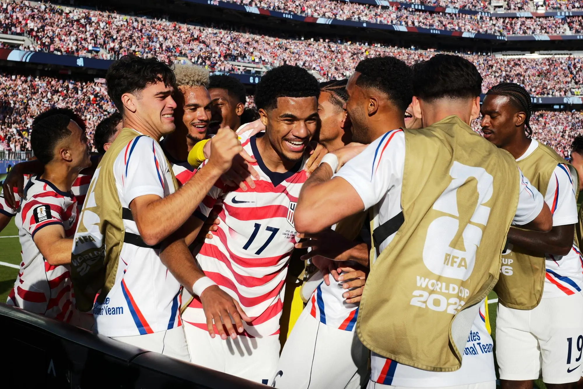 Belgio, rimonta pazzesca sul Senegal e qualificazione al fotofinish. Usa, 2-0 facile alla Bosnia epa13079359 Malik Tillman of USA (C) celebrates with his teammates after scoring the 2-0 goal during the FIFA World Cup 2026 Round of 32 match USA against Bosnia and Herzegovina, in San Francisco, Califronia, USA, 01 July 2026. EPA/BENJAMIN FANJOY
