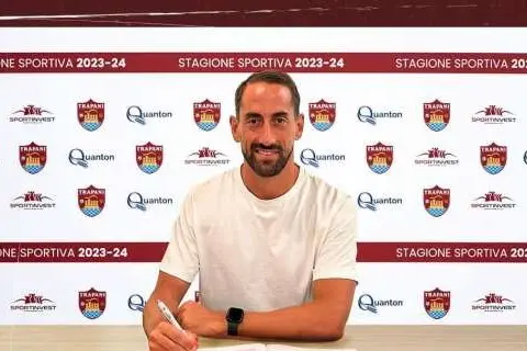 Andrea Cocco firma per il Trapani (foto Serreli)