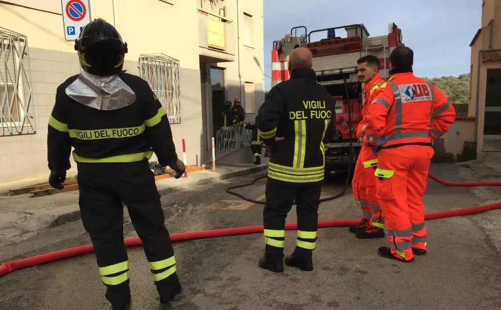 I vigili del fuoco sul luogo dell'incendio