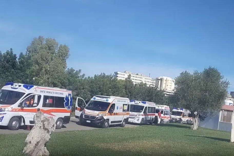 La fila delle ambulanze al San Martino (foto Sanna)