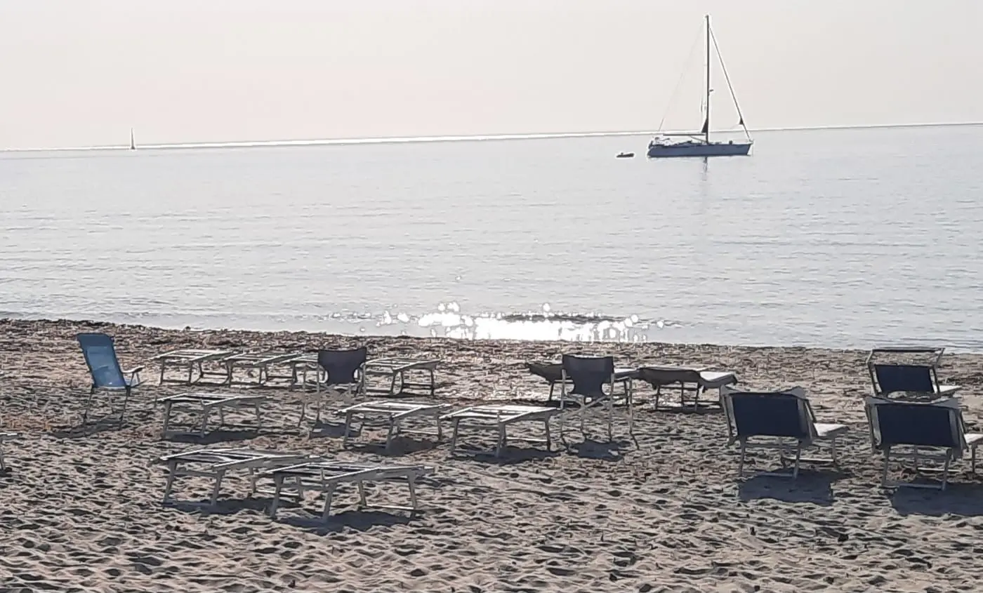 llllAl mareIl materiale sequestrato tra Villasimius e Castiadas: lettini lasciati sulla spiaggia per occupare il posto, sdraio incustodite e ombrelloni