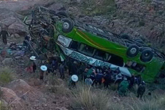 Il bus dopo l'incidente (Foto Agenzia Fides)