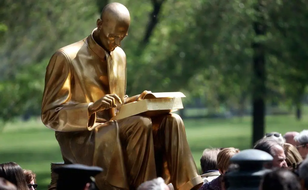 Una statua di Montanelli nei giardini pubblici di via Palestro, a lui intitolati, a Milano