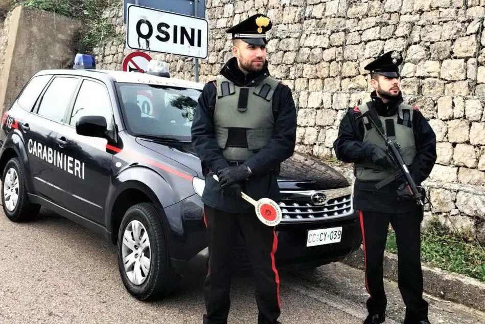 I carabinieri a Osini (foto L'Unione Sarda-Serreli)