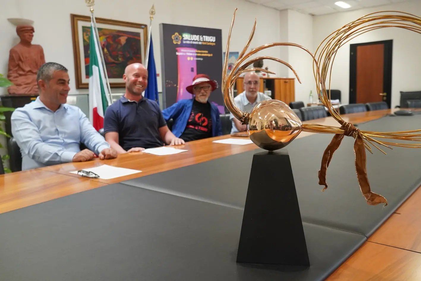 La conferenza stampa e in primo piano il Premio Cipolla dorata