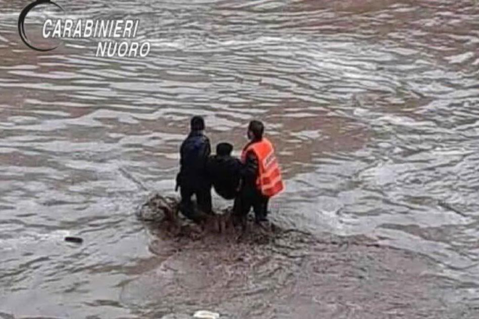 Travolto dalle acque si aggrappa a un palo: i carabinieri lo mettono in salvo