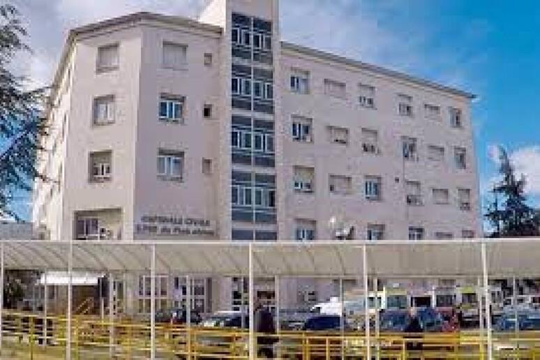 Enoletni deček v Italiji umrl po zaužitju piškota; odrejena obdukcija