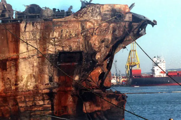 La carcassa della Moby Prince devastata dal rogo del 10 aprile 1991