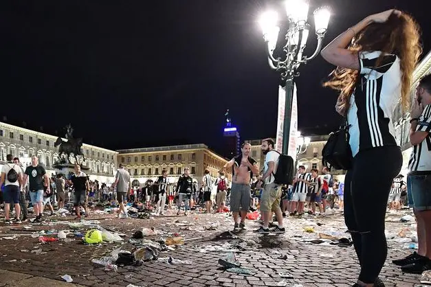 Il caos in piazza dopo il fuggi fuggi