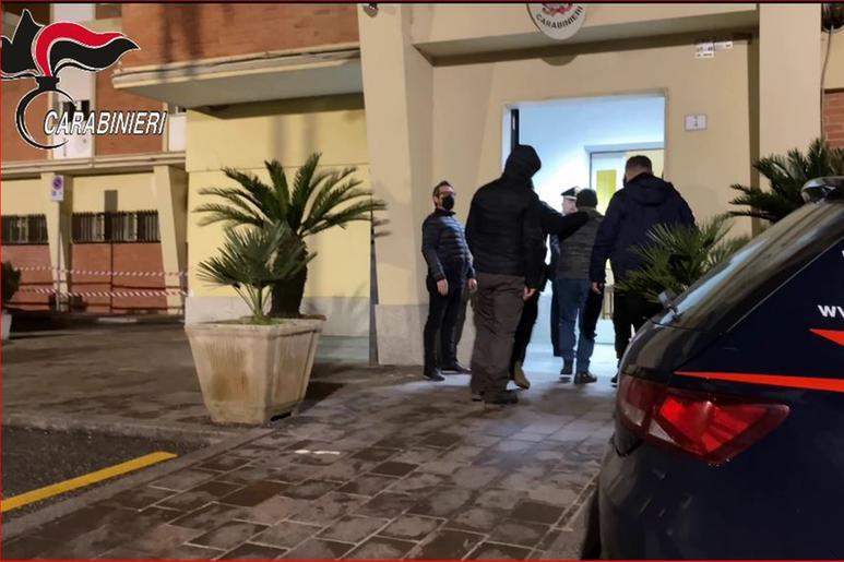 L'arrivo di Graziano Mesina in caserma (foto carabinieri)