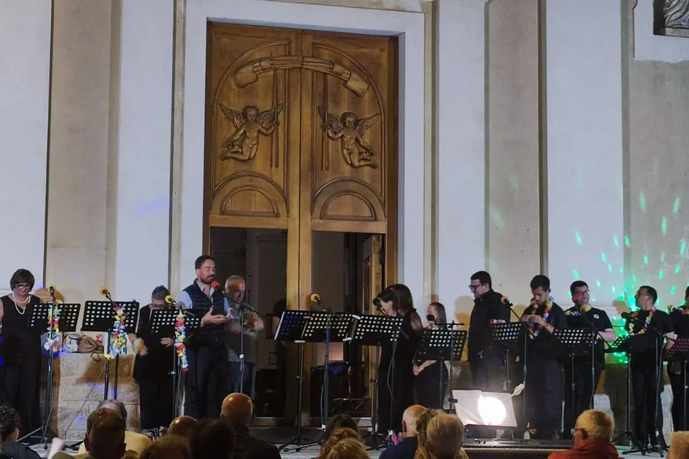 La Maddalena, l'annuncio del sindaco Fabio Lai al termine del concerto (Foto Ronchi)