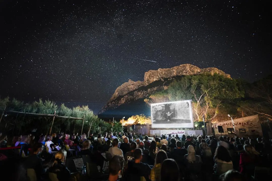 L’arena del Cinema Tavolara durante una proiezione (foto Andrea Mignogna)