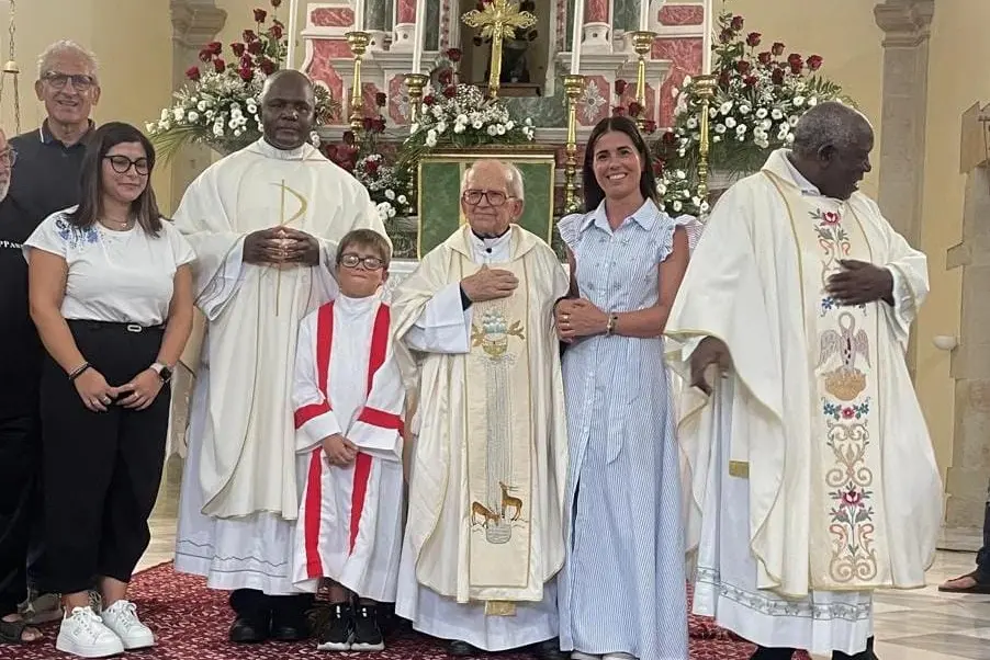 Foto di gruppo con don Modesto Floris per i suoi 102 anni