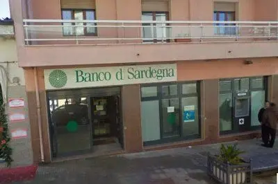 Il Banco di Sardegna davanti al quale è stato fatto brillare l'esplosivo