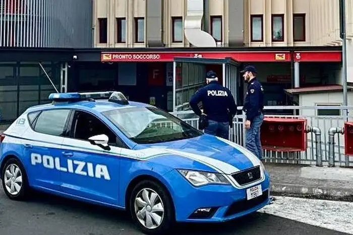Pattuglia polizia davanti pronto soccorso ospedale Cannizzaro di Catania