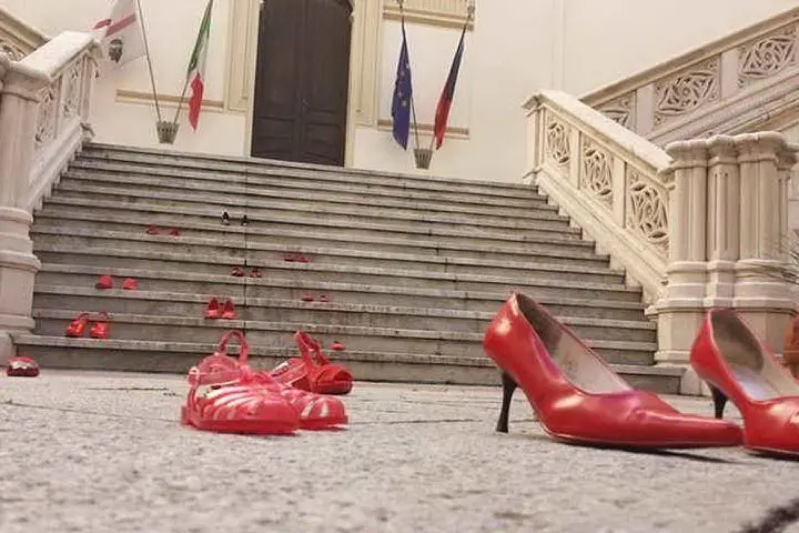 Scarpette rosse davanti al municipio a Cagliari