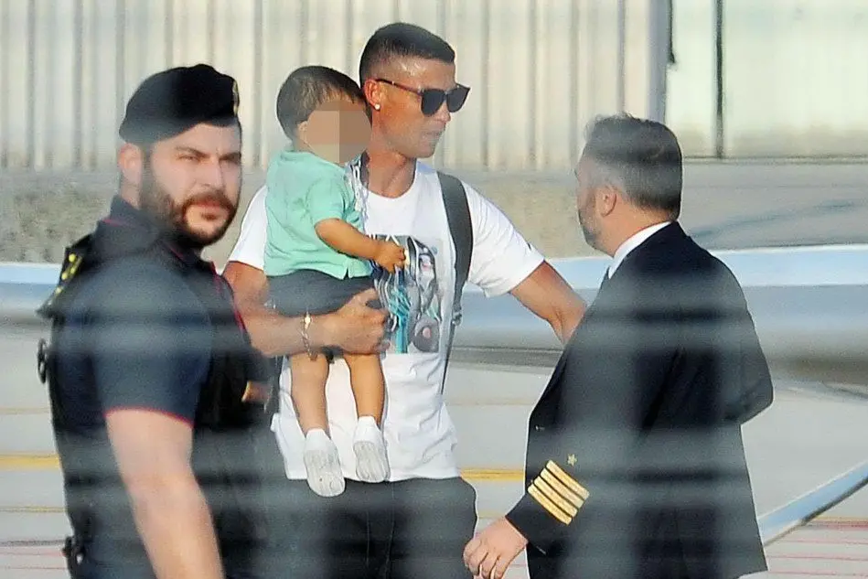 Cristiano Ronaldo arriva all'aeroporto di Caselle