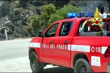 Incendio a Portisco: le immagini della lotta contro il fuoco