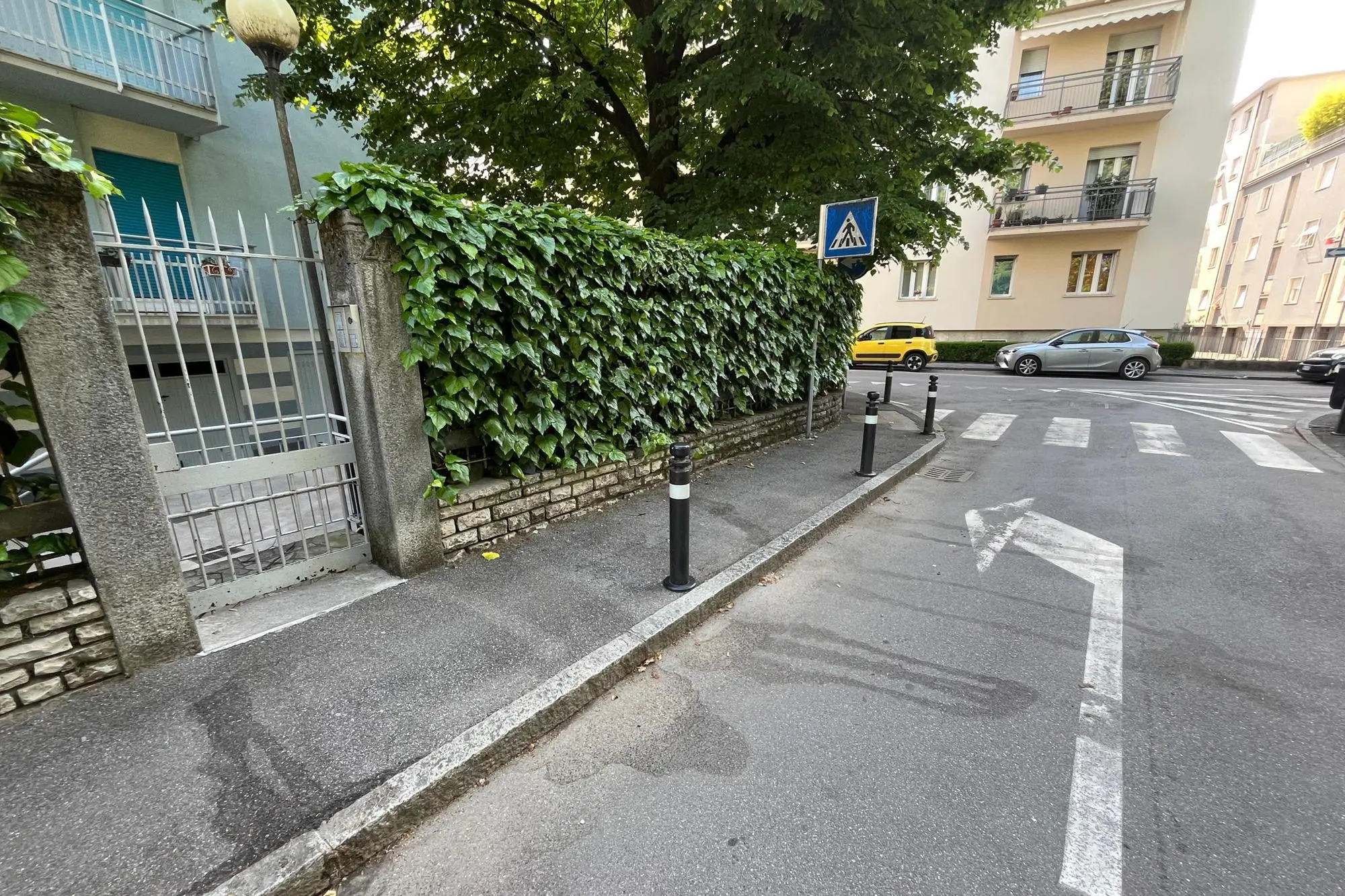La strada, nella zona dello stadio di Bergamo, dove un ragazzo di 26 anni è stato ucciso a coltellate la scorsa notte (Ansa)