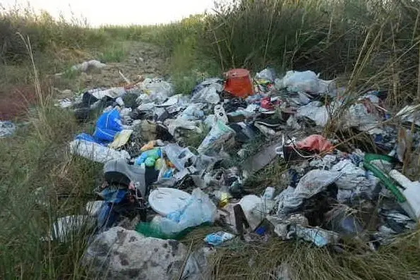 Un cumulo di rifiuti abbandonato tempo fa nel lungo stagno a Cabras (Foto di Sara Pinna)