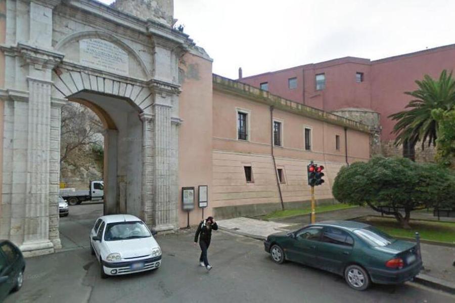 Opere di restauro, da domani chiude Porta Cristina:  niente auto tra viale Buoncammino e Piazza Arsenale