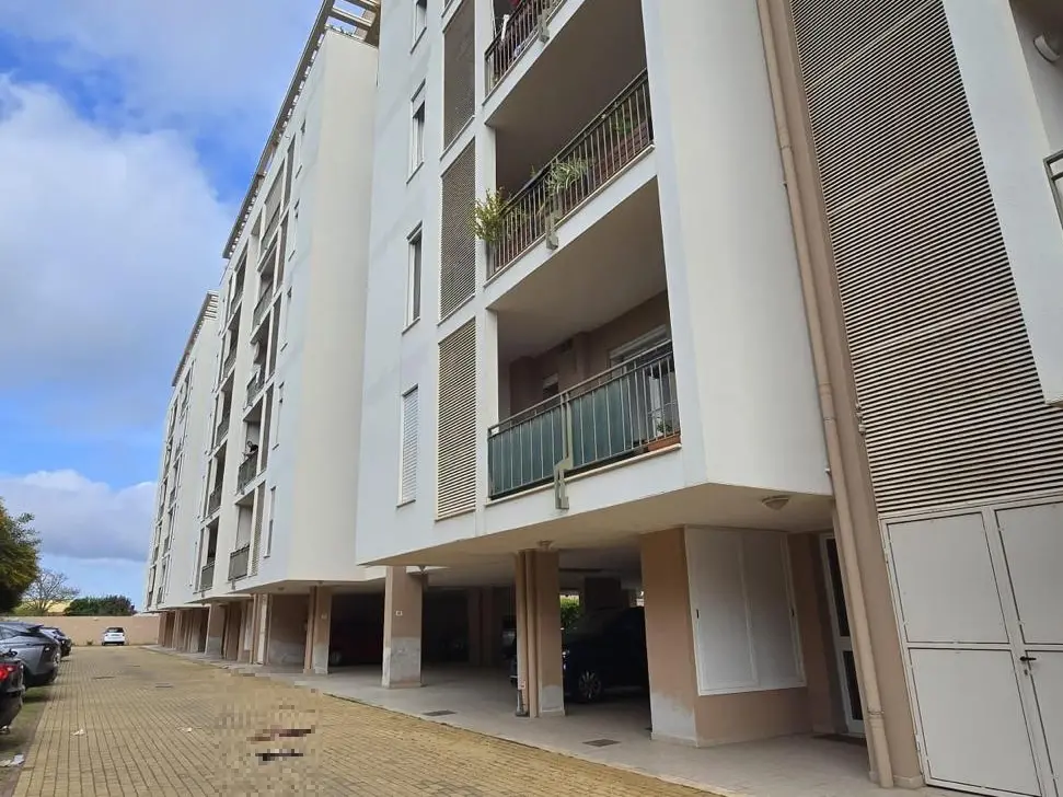 Selargius, la palazzina da cui è precipitata la vittima, Florina Florea (foto L'Unione Sarda)