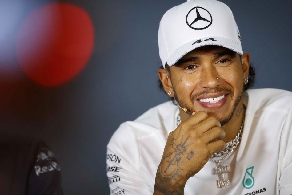 Hamilton rinnova con la Mercedes: contratto di un anno